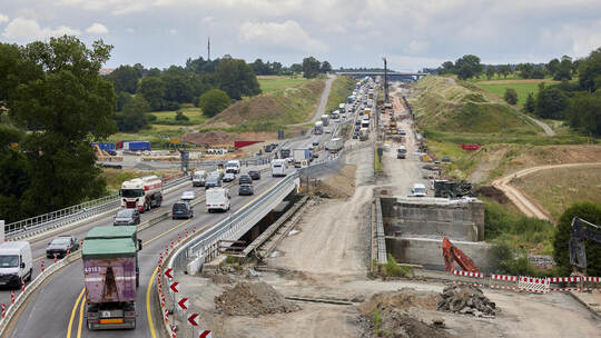 Aus dieser Perspektive sehr gut zu erkennen: Nachdem der gesamte Verkehr auf den ersten Teil der neuen A 8-Enzbrücke geleitet wu Baustelle Ausbau A8. Die Auobahnbrücke über die Enz ist teilweise schon abgerissen.