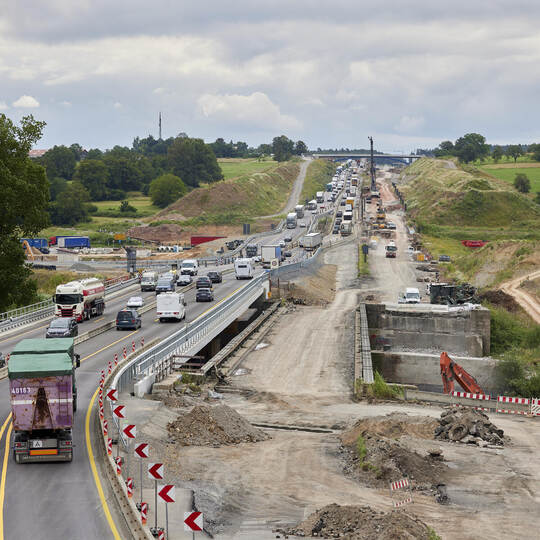 Aus dieser Perspektive sehr gut zu erkennen: Nachdem der gesamte Verkehr auf den ersten Teil der neuen A 8-Enzbrücke geleitet wu Baustelle Ausbau A8. Die Auobahnbrücke über die Enz ist teilweise schon abgerissen.