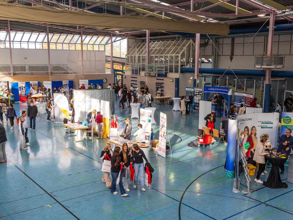 Niedrigschwellige Plattform für Kontakte: In der Sporthalle der Ludwig-Erhard-Schule kommen Schüler und Firmen leicht ins Gesprä
