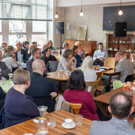 LIGA Bittet zu Tisch