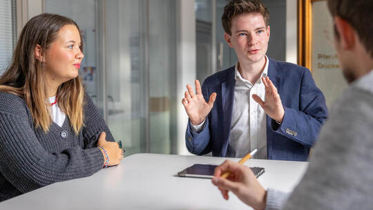 Präsidiumsmitglied Kira Hülsmann (17) und Präsidiumsvorsitzender Leon Meyer (20) vom Jugendgemeinderat zeigen sich enttäuscht üb Pforzheim Jugengemeinderat Interview Vor Wahl