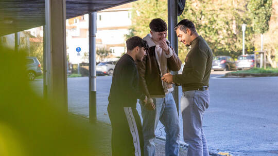 Wer die Mechanismen kennt, ist nicht so leicht zu manipulieren: Die Schüler Deniz Simsek, Levtrim Voca und Matey Tatarov (von li KFS Eutingen Medienworkshop Verschwörungstheorien