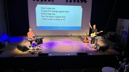 Volker Becker (links) am Keyboard, und manchmal am Akkordeon, und Ulric Wurschy (Vocals und Gitarre) heizen dem Publikum mit ein