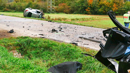 Ein Trümmerfeld ist die B293 nach dem tödlichen Unfall am frühen Montagmorgen. Im Hintergrund liegt der Mercedes der mutmaßliche