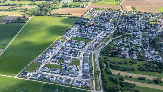 Auf dem Luftbild von Serres sind die Wohngebiete „Kohlplatte II und III“ links zu sehen. Dort genügen viele Stützmauern auf Grun