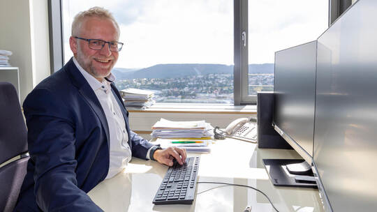 Seinen Schreibtisch mit Blick auf die Stadt wird Ulrich Schulze bald räumen. Meyer Ulrich Schulze Interview