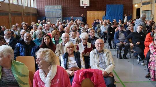 Bis zum letzten Platz besetzt war die Schwanner Halle bei der Infoveranstaltung zum Großbauprojekt. Gegenheimer