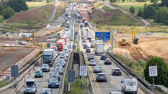 Die Sperrung der Anschlussstelle Pforzheim-Ost, hier ein Bild aus dem Sommer 2023, wird wohl ein Jahr länger bestehen als bisher A8 Pforzheim Ost Fahrbahn