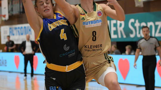 Vergeblich gestreckt hat sich das Team um Johanna Muzet (rechts), mit 14 Punkten beste Scorerin bei den Rutronik Stars. Ripberge