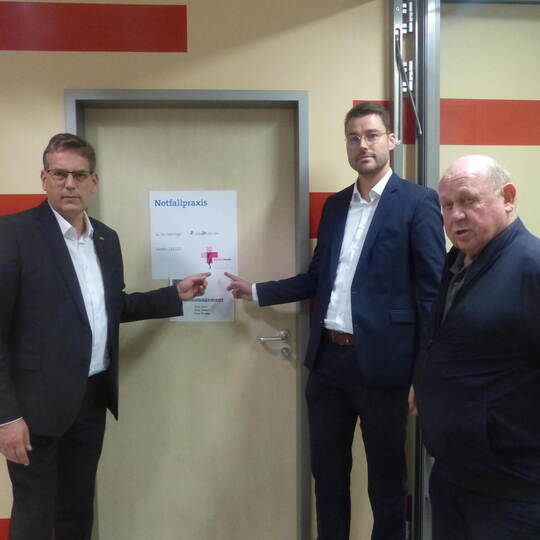Besorgte Mienen nicht nur bei der Notfallpraxis Neuenbürg: FDP-Landtagsa bgeordneter Erik Schweickert, Bürgermeister Fabian Bade