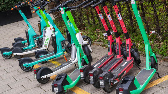 Viele solcher kleinen E-Scooter-Parkplätze könnten – wie hier in München – die verfahrene Lage in Pforzheims Innenstadt entschär E-Scooter in München