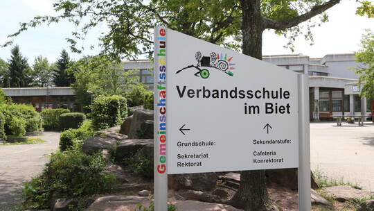 Die Verbandsschule im Biet, getragen von Neuhausen und Tiefenbronn, ist die größte Einrichtung im Steinegger Zentrum. Dazu komme