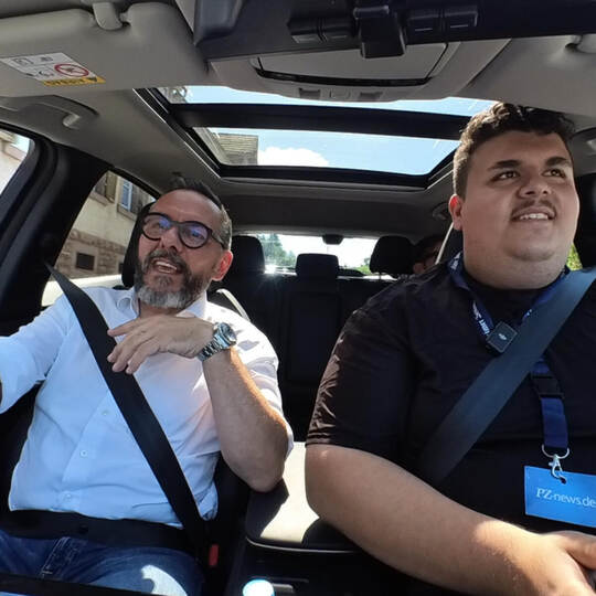 PZ-Taxi Moderator Omid Mohseni fährt Comedian Oliver Gimber (Witz vom Olli) zu einem ganz besonderen Ort. Hof