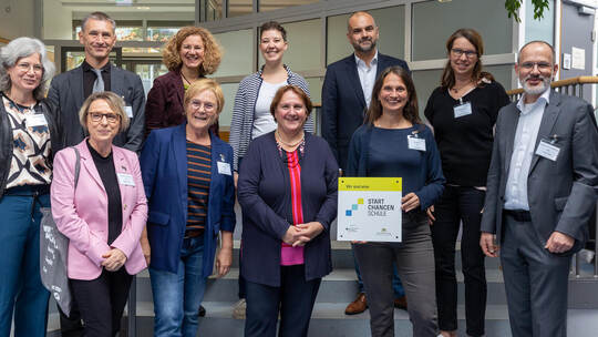 Ministerin für Kultus, Jugend und Sport BW, Theresa Schopper (vorne Mitte) besuchte die Schule am Winterrain um Rektorin Christi