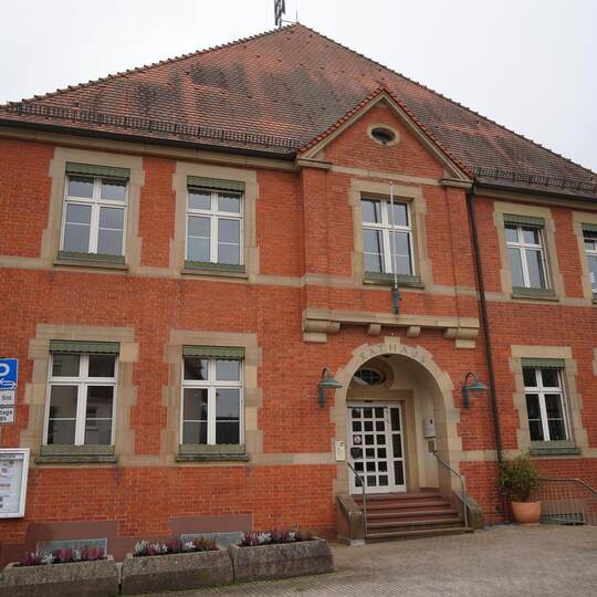 Wer künftig im Ispringer Rathaus auf dem Chefsessel sitzt, entscheidet sich im Februar. Wird es weiterhin der Amtsinhaber Thomas