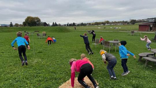 Sieht nach Froschhüpfen aus, ist aber ein optimales Trainingselement für die Crossläufer. Foto: Sparkassen Cross Pforzheim