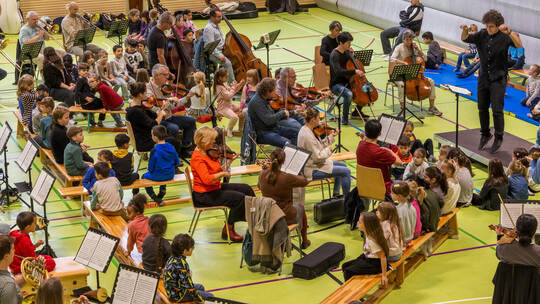 Die Badische Philharmonie Pforzheim probt in der Sporthalle der Nordstadtschule mit rund 200 Schülern. Badische Philharmonie Nordstadtschule