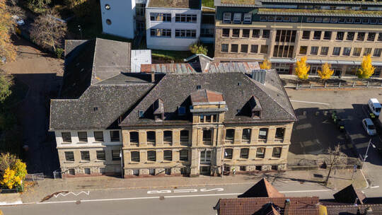 Aktuell steht das alte Hauptschulgebäude an der Bahnhofstraße leer. Neuenbürg Ehemalige Hauptschule Schlossberg