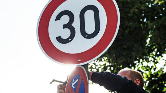 Ein Mann montiert ein neues Tempo-30-Schild: Die Straßenmeisterei des Enzkreises wird da in nächster Zeit viel zu tun haben. Nic Neue Dieselfahrverbote in Berlin kommen