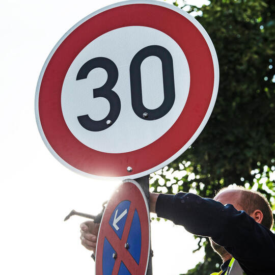 Ein Mann montiert ein neues Tempo-30-Schild: Die Straßenmeisterei des Enzkreises wird da in nächster Zeit viel zu tun haben. Nic Neue Dieselfahrverbote in Berlin kommen