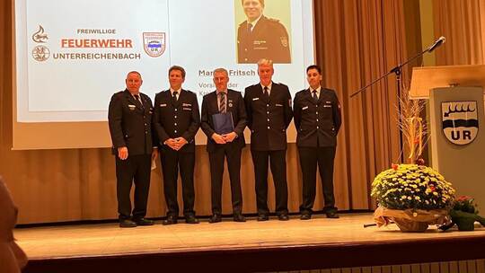 Freuen sich mit dem Unterreichenbacher Bürgermeister über dessen Ehrung: Kommandant Jochen Kusterer, Markus Fritsch vom Kreisfeu