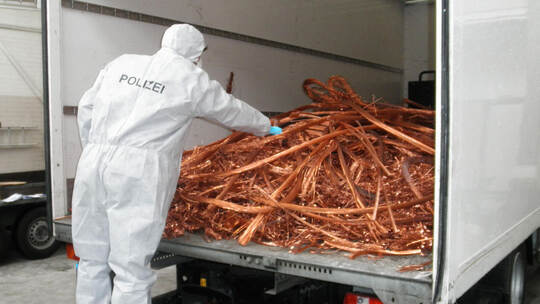 Hier ist Ermittlern ein Schlag geglückt: Dieses Archivfoto zeigt einen Polizisten bei der Untersuchung eines Lastwagens voller g Bande von Buntmetalldieben aufgeflogen