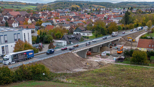 Im Oktober 2023 ist die Kieselmannbrücke bei Knittlingen wieder freigegeben worden. Nun stehen aber noch Ausbesserungsmaßnahmen Kieselmannbrücke Knittlingen B35