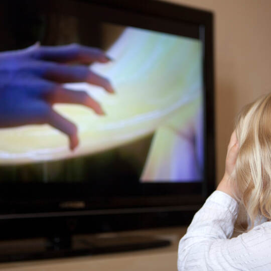Ein kleines Mädchen schaut einen gruseligen Film