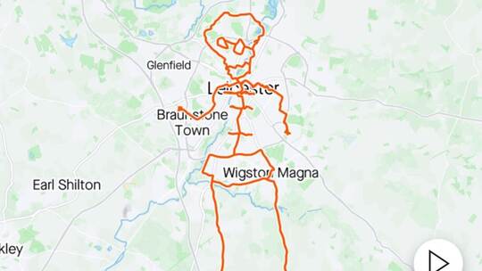 «Gruselige» Strecke zu Halloween: Britin radelt Skelett-Form