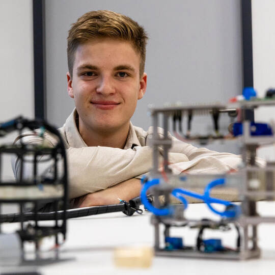 Sebastian Steppuhn hat die Bienen beim Verlassen des Stocks gefilmt. In einer Zeitspanne von nur 0,3 Sekunden muss die KI ein be Sebastian Steppuhn Finale Bundeswettbewerb KI