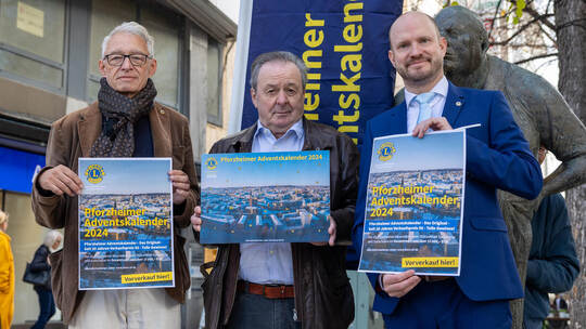 Was sie in Händen halten, ist eine kleine Jubiläumsedition: Präsident Peter Möller, Gerhart Odenwald, Chef des Fördervereins, un