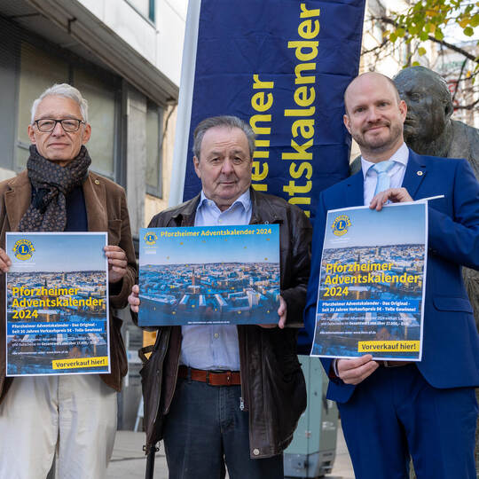 Was sie in Händen halten, ist eine kleine Jubiläumsedition: Präsident Peter Möller, Gerhart Odenwald, Chef des Fördervereins, un