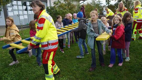 Voller Tatkraft und Motivation packt der Nachwuchs des Kieselbronner Obst- und Gartenbauvereins beim Aufbauen der Hindernisse mi