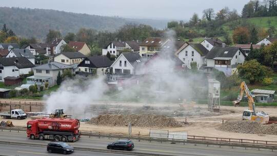 Kalkwolken über der A8: Anwohner müssen ihre geparkten Fahrzeuge teils aufwendig reinigen. privat