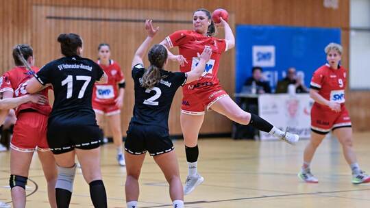 Setzten sich durch: Jennifer Holthausen (am Ball) und die TG 88. Hennrich