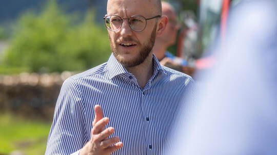Tobias Haußmann, Sozialdezernent des Kreises Calw, – hier im Sommer in Calmbach – sieht in den Pensionen nur eine Zwischenlösung Calmbach Container Flüchtlinge Beermiß