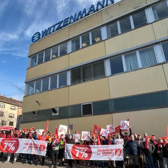 Rund 80 Beschäftigte der Pforzheimer Unternehmen Witzenmann und Saacke beteiligten sich am Warnstreik am Dienstag. Foto: IG Meta
