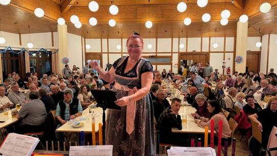 Isabell Eva Liebich dirigiert die Musiker bei ihrem Auftritt auf dem Dobler Oktoberfest. Sabine Zoller