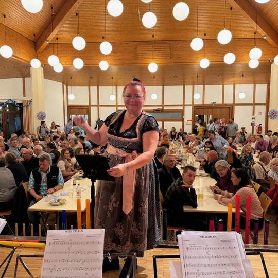 Isabell Eva Liebich dirigiert die Musiker bei ihrem Auftritt auf dem Dobler Oktoberfest. Sabine Zoller