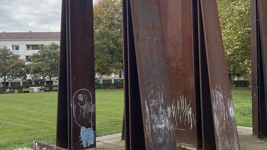 Entweiht: Das Mahnmal vor der Stadtkirche. Foto: Martina Schaefer
