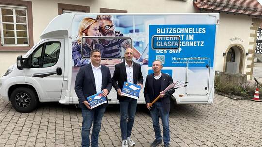 Kristian Kronenwetter, Abteilungsleiter Glasfaser bei den SWP, Ölbronn-Dürrns Bürgermeister Norman Tank und SWP-Geschäftsführer