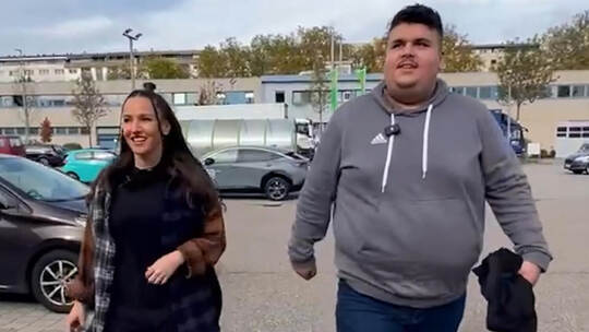 Auf dem Weg zum prägenden Ort: „PZ-Taxi“-Moderator Omid Mohseni ist gemeinsam mit Violetta Zepezauer unterwegs.Hof